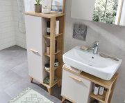 Moderner Midischrank aus Holz mit offenen Regalfächern und einer Tür, fotografiert aus einer leicht erhöhten Perspektive im Badezimmer.