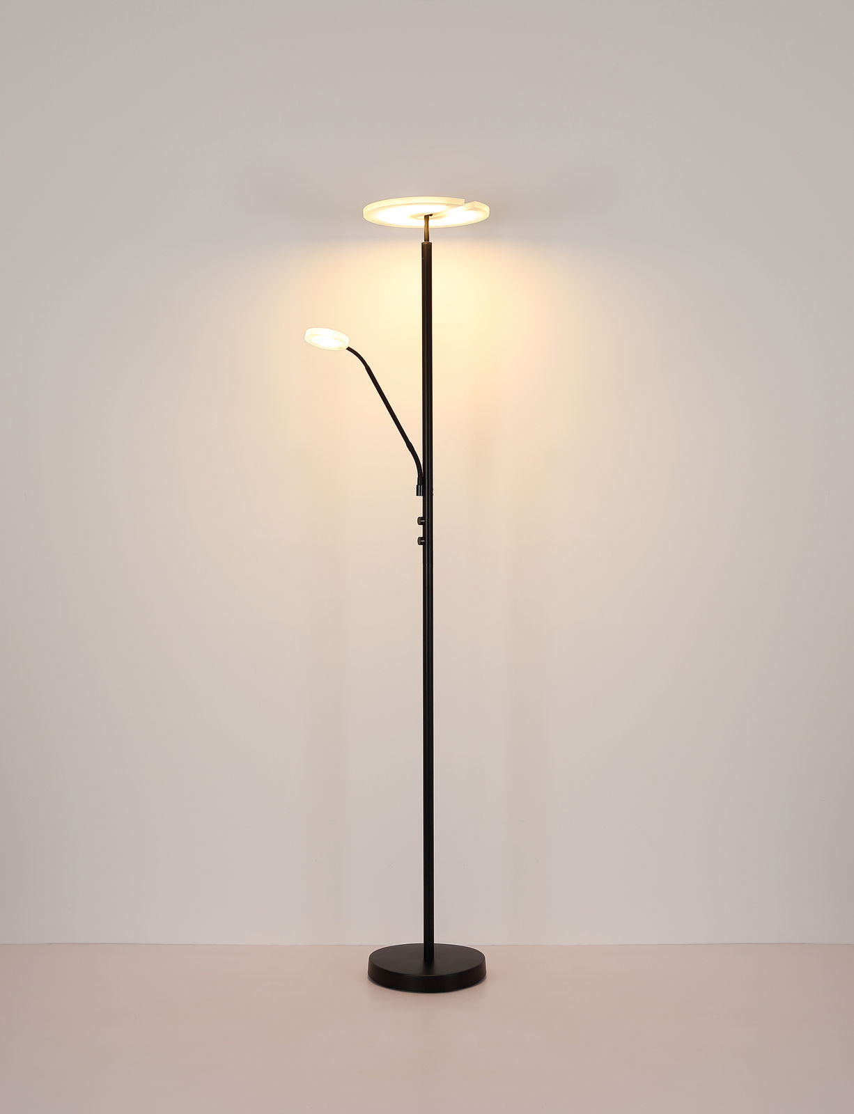 Moderner Deckenfluter mit zusätzlichem Leselicht, schwarze Metallkonstruktion, frontal abgebildet