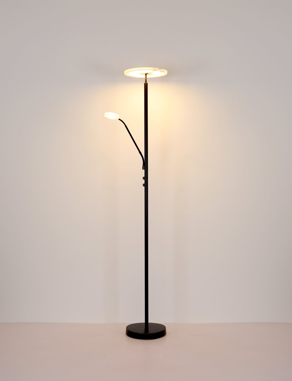 Moderner Deckenfluter mit zusätzlichem Leselicht, schwarze Metallkonstruktion, frontal abgebildet