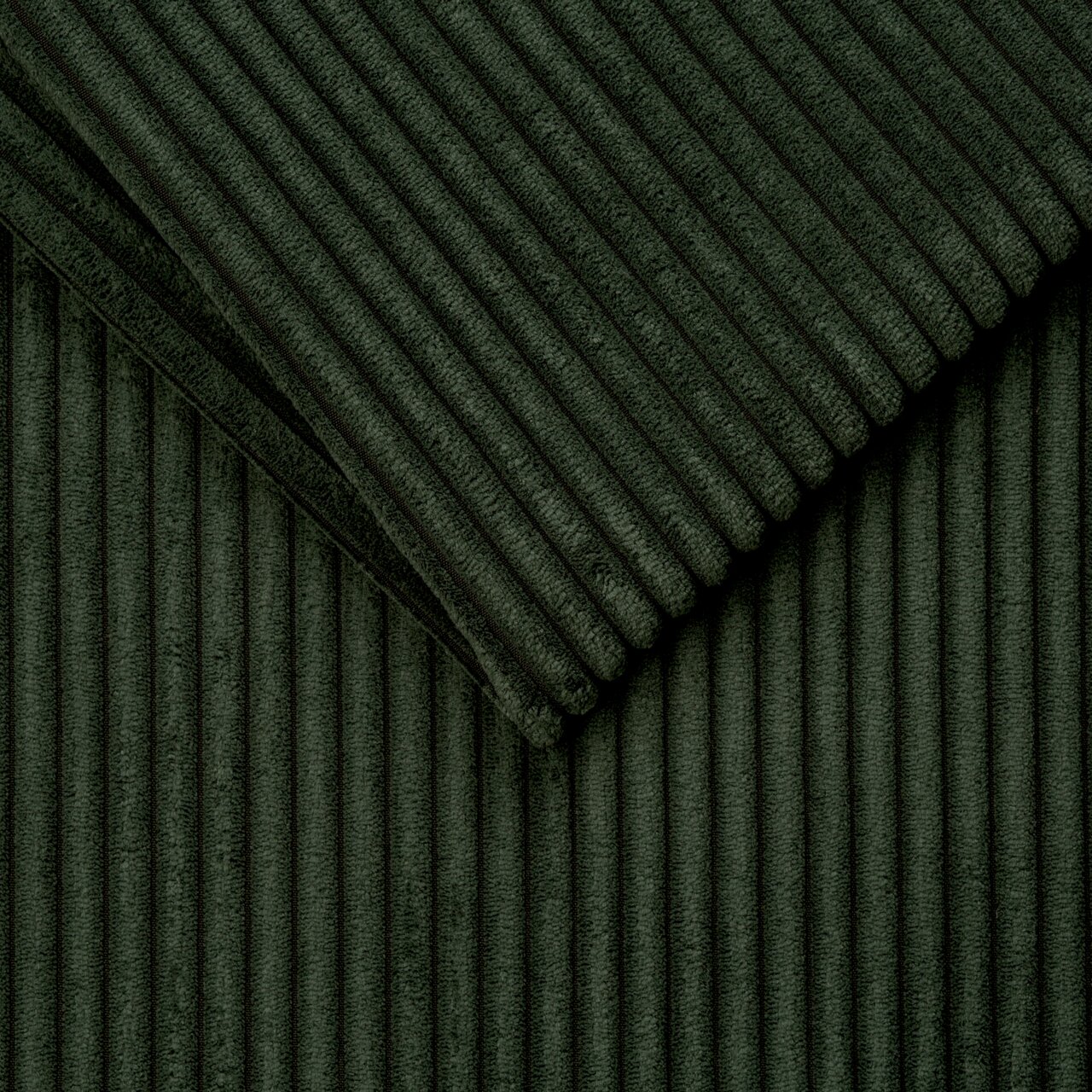 Nahaufnahme eines dunkelgrünen, gerippten Stoffes in diagonaler Perspektive.