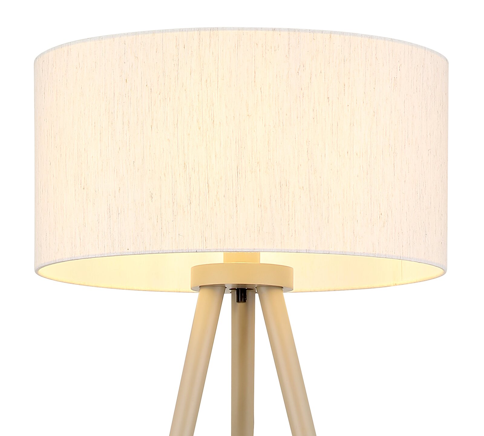 Beige Tischlampe mit zylindrischem Stoffschirm und dreibeinigem Fuß, warm leuchtend, Frontansicht auf weißem Hintergrund