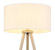 Beige Tischlampe mit zylindrischem Stoffschirm und dreibeinigem Fuß, warm leuchtend, Frontansicht auf weißem Hintergrund
