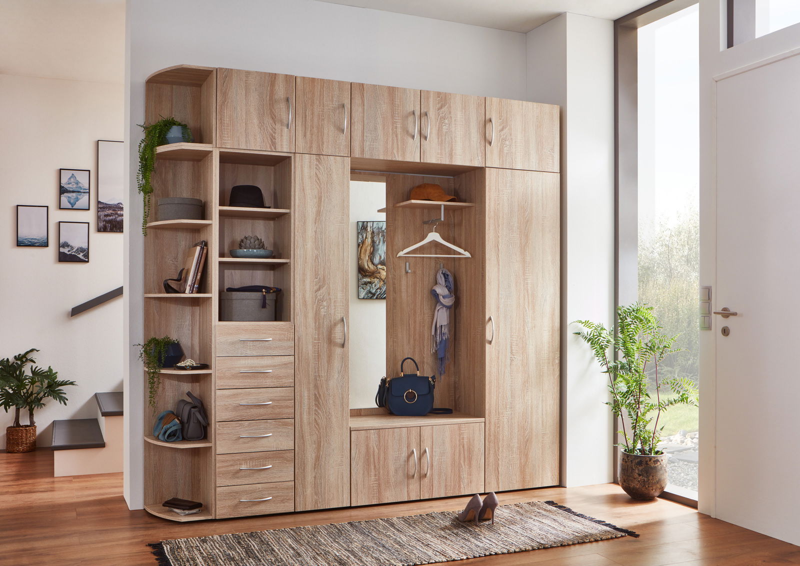 Mehrzweckschrank in Holzoptik mit mehreren Fächern und Schubladen, frontal fotografiert.