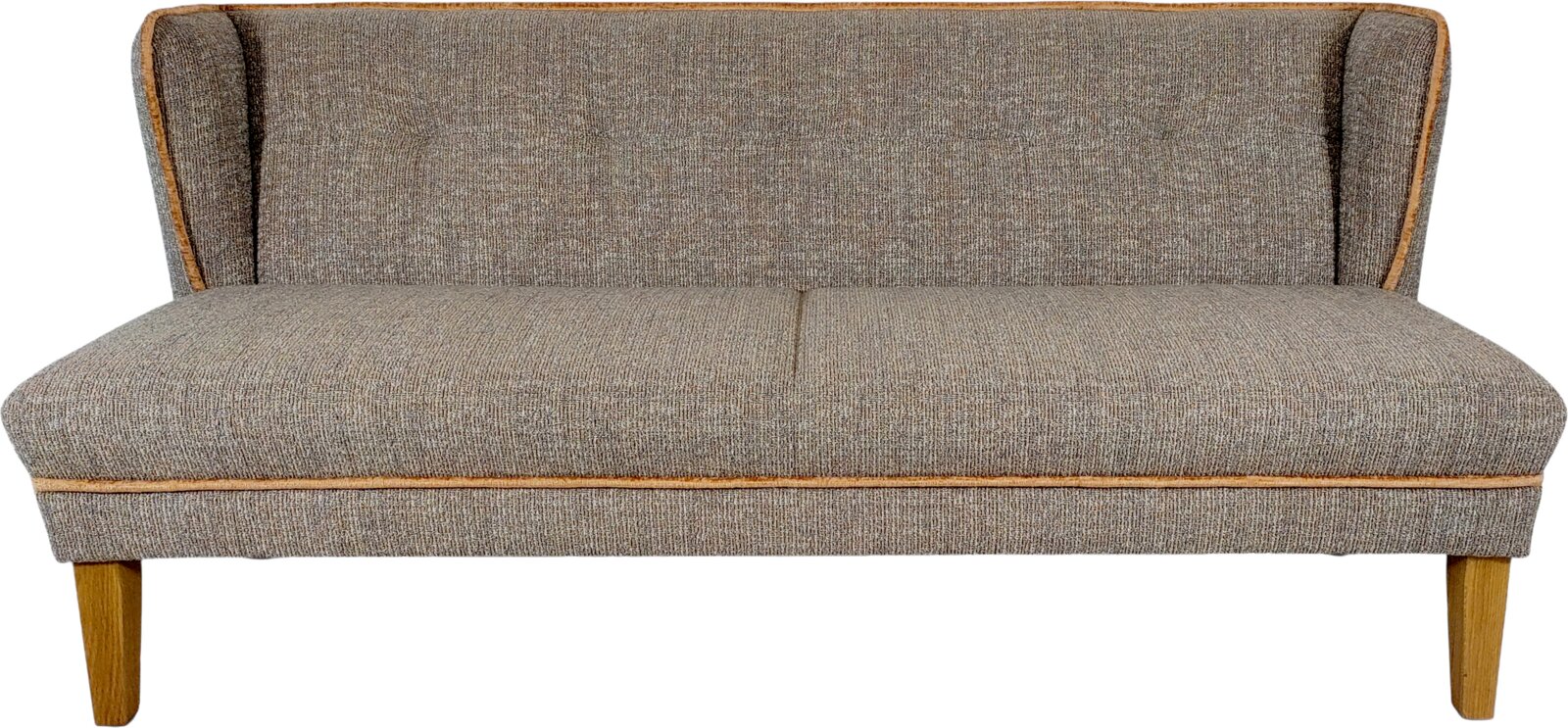 Gepolsterte 2-Sitzer-Sitzbank/Sofa mit grauem Stoffbezug, brauner Paspelierung und Holzfüßen, frontal in leicht erhöhter Perspektive freigestellt