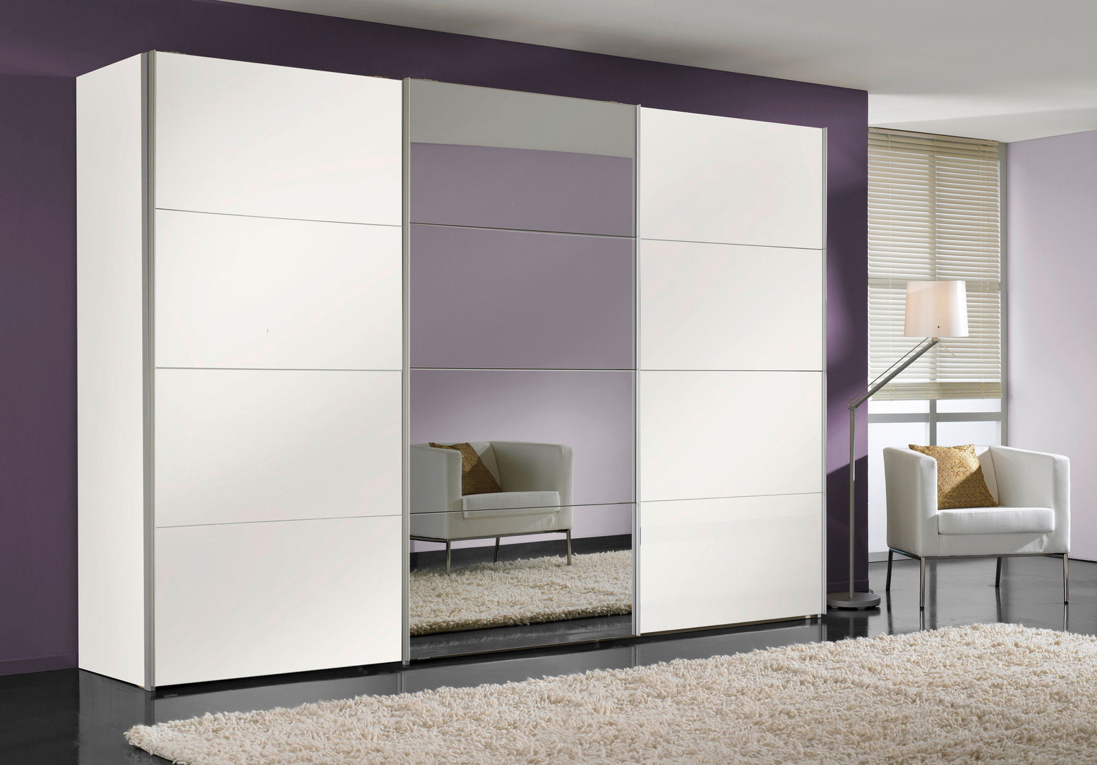 Moderner, dreitüriger Schwebetürenschrank in Weiß mit Spiegel in einem stilvollen Raum mit lila Wand und weißem Sessel, seitliche Perspektive.