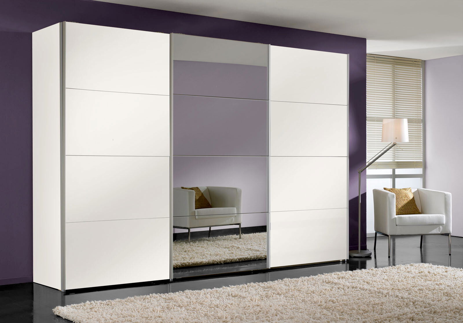Moderner, dreitüriger Schwebetürenschrank in Weiß mit Spiegel in einem stilvollen Raum mit lila Wand und weißem Sessel, seitliche Perspektive.