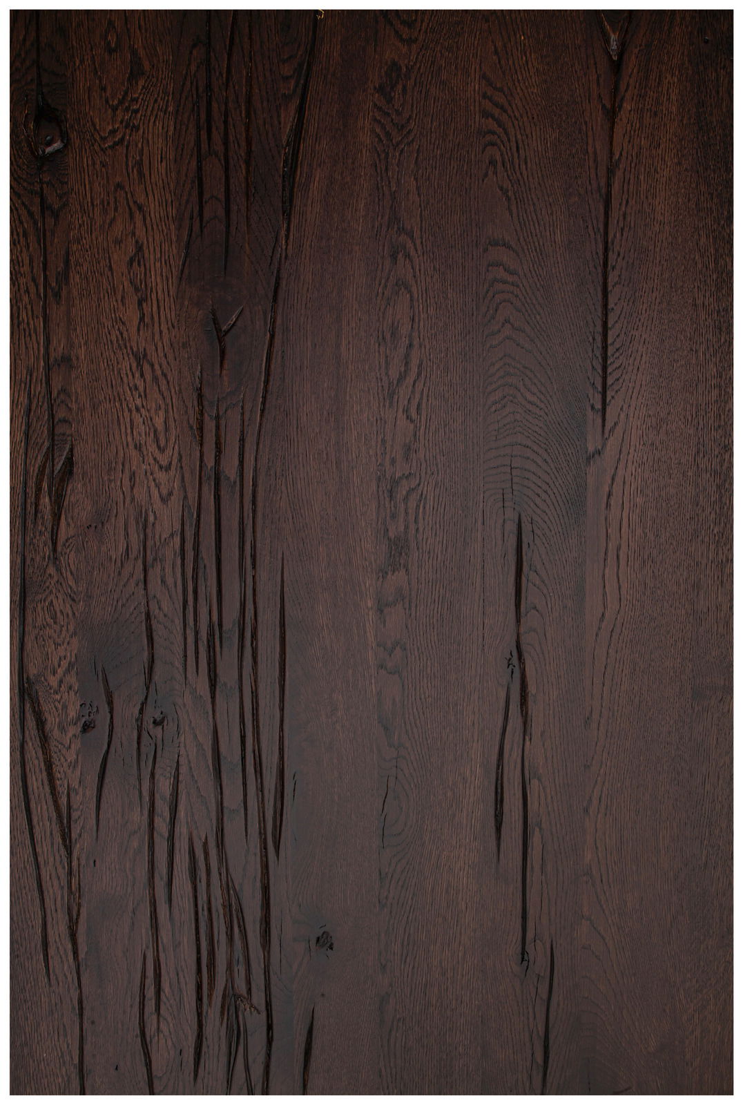 Dunkle Holz-Tischplatte mit natürlicher Maserung, aus der Vogelperspektive fotografiert.