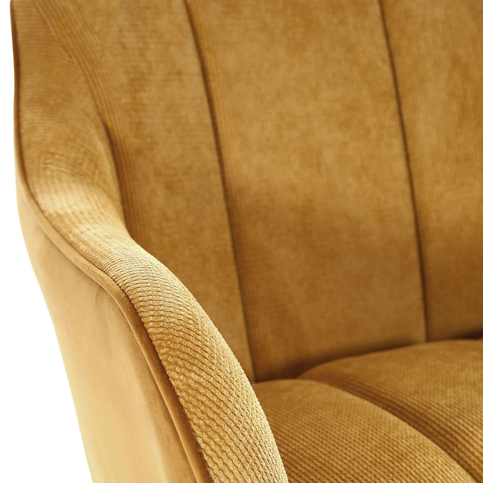 Nahaufnahme eines Armlehnstuhls in beige mit texturierter Oberfläche, seitliche Perspektive