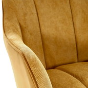 Nahaufnahme eines Armlehnstuhls in beige mit texturierter Oberfläche, seitliche Perspektive