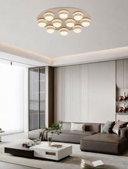 Moderne LED-Deckenleuchte mit mehreren runden Lichtelementen, von unten betrachtet in einem stilvollen Wohnzimmer.