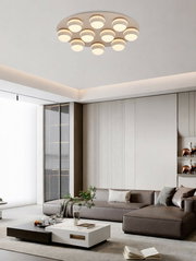 Moderne LED-Deckenleuchte mit mehreren runden Lichtelementen, von unten betrachtet in einem stilvollen Wohnzimmer.