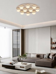 Moderne LED-Deckenleuchte mit mehreren runden Lichtelementen, von unten betrachtet in einem stilvollen Wohnzimmer.