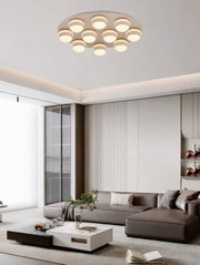Moderne led-plafondlamp met meerdere ronde lichtelementen, van onderaf gezien in een stijlvolle woonkamer.