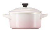 Frontale Ansicht einer Mini-Cocotte in Muschelrosa mit schwarzem Knauf und zwei seitlichen Griffen.