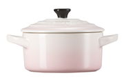 Frontale Ansicht einer Mini-Cocotte in Muschelrosa mit schwarzem Knauf und zwei seitlichen Griffen.