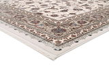 Orientteppich mit floralem Muster in Beige- und Brauntönen, perspektivisch von der Ecke aufgenommen