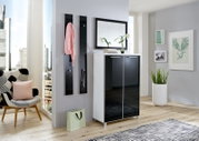 Modernes Garderoben-Set in einem hellen Raum mit Stadtblick, bestehend aus einem weißen Schrank mit schwarzen Hochglanztüren, zwei schmalen Wandpaneelen mit Haken und einem großen Spiegel darüber. Perspektive von vorne.