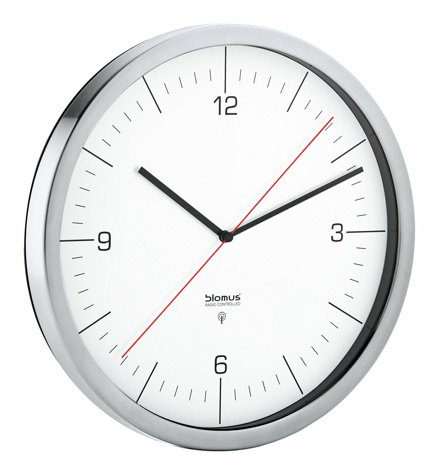 Funkuhr Crono weiß mit silbernem Rahmen, schwarzem Zifferblatt und rotem Sekundenzeiger, seitliche Perspektive