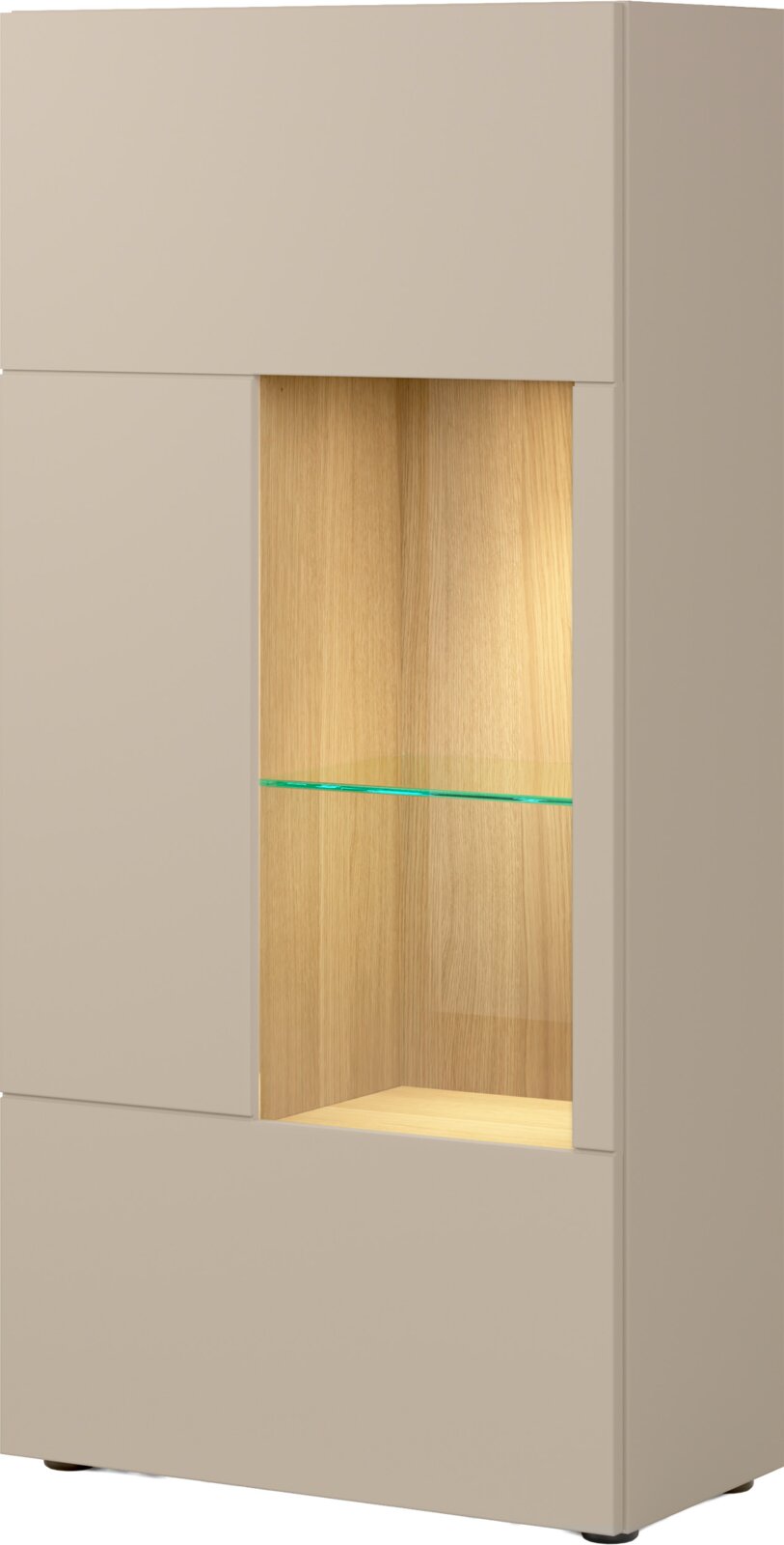 Moderne Vitrine in Beige mit Holzrückwand und Glasboden, schräg von vorn aus leichter Seitenperspektive fotografiert