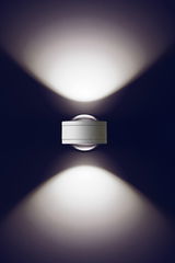 LED Wandleuchte mit modernem Design, die von oben und unten Licht abstrahlt, aus der Frontalperspektive fotografiert.