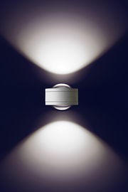 LED Wandleuchte mit modernem Design, die von oben und unten Licht abstrahlt, aus der Frontalperspektive fotografiert.