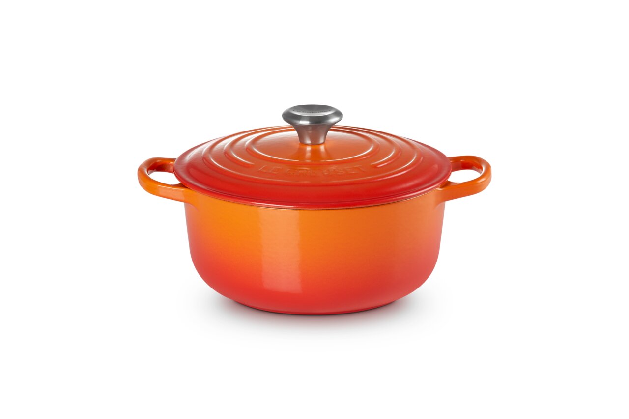 LE CREUSET Bräter Rund Ofenrot SIGNATURE Runder Bräter in Ofenrot mit Deckel und seitlichen Griffen, aus leicht erhöhter Perspektive.