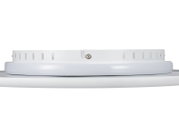 Witte ronde led-plafondlamp met opale kap en ventilatiesleuven in de behuizing, zijaanzicht op een witte achtergrond