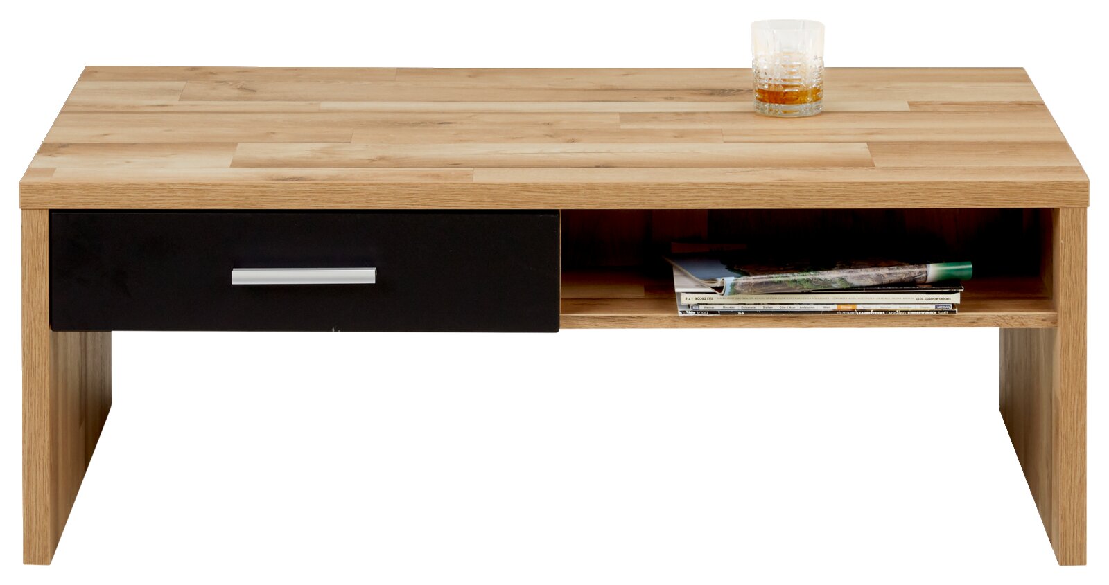 Moderner Couchtisch aus Holz mit einer schwarzen Schublade und einem offenen Fach, frontal fotografiert. Auf der Tischplatte steht ein Glas.