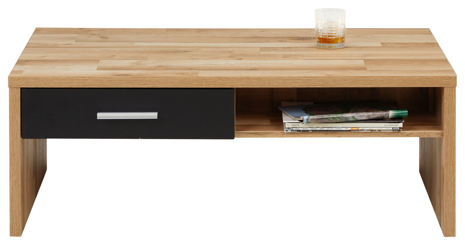 Moderner Couchtisch aus Holz mit einer schwarzen Schublade und einem offenen Fach, frontal fotografiert. Auf der Tischplatte steht ein Glas.