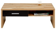 Moderner Couchtisch aus Holz mit einer schwarzen Schublade und einem offenen Fach, frontal fotografiert. Auf der Tischplatte steht ein Glas.