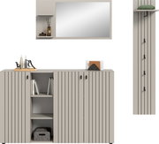 Modernes Sideboard in Hellgrau mit vertikalen schwarzen Linien und offenen Regalfächern, frontale Perspektive; darüber großer Wandspiegel und dekorative Accessoires, rechts ein passender Hochschrank mit Ablage und Handtuch