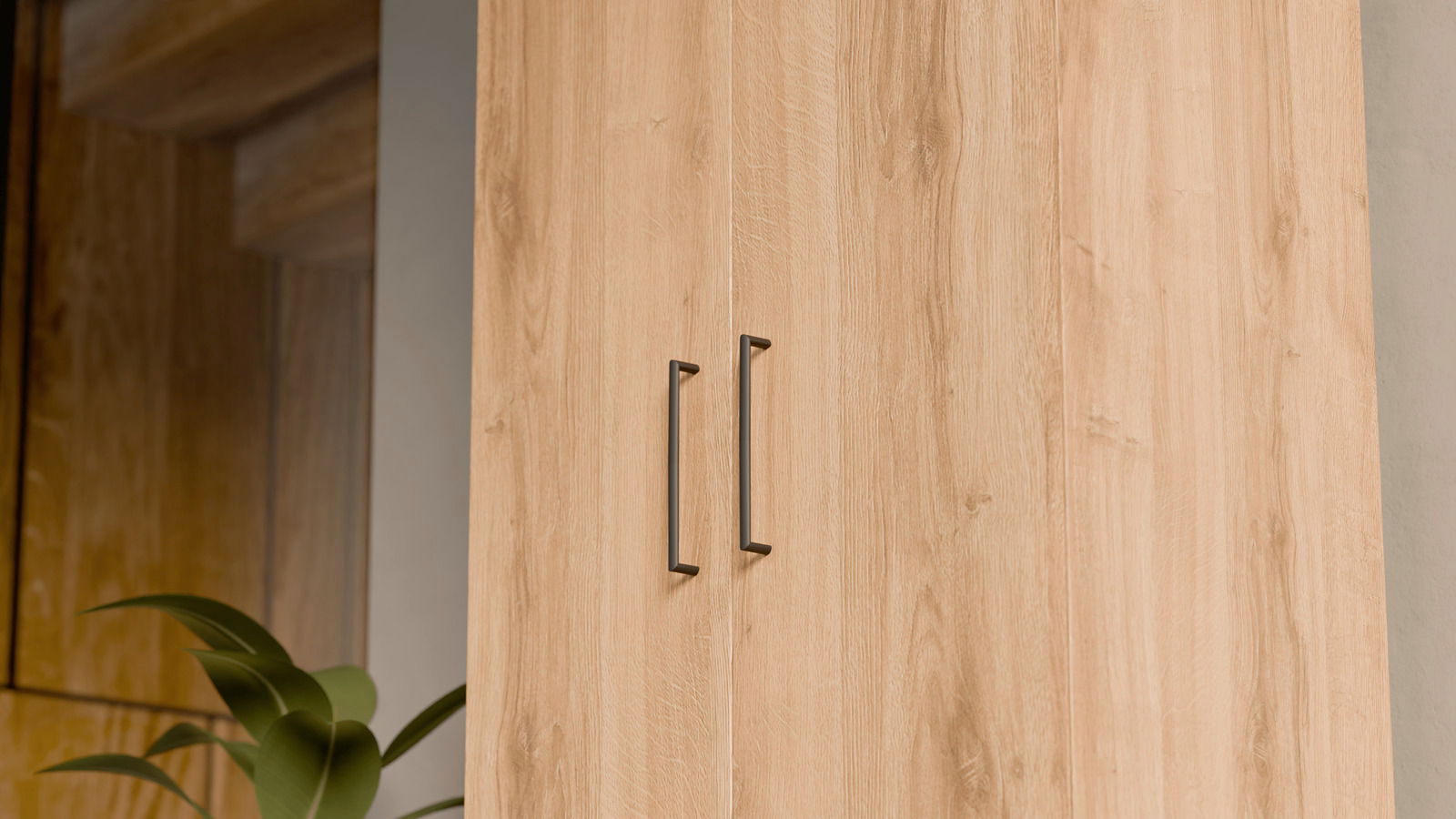 Nahaufnahme eines hohen Schuhschranks aus hellem Holz mit zwei vertikalen Griffen, seitliche Perspektive