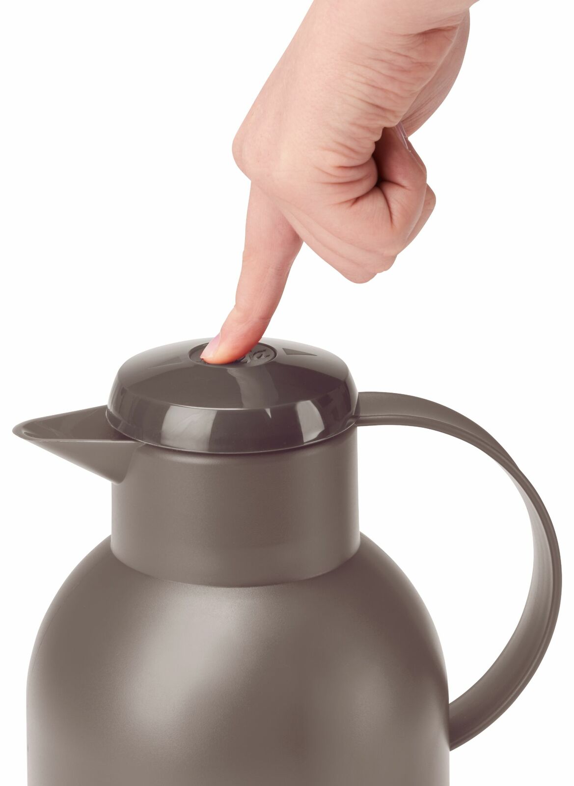 Nahaufnahme einer taupefarbenen Isolierkanne SAMBA 1,5L mit einem Finger, der den Deckelknopf drückt, seitliche Perspektive.