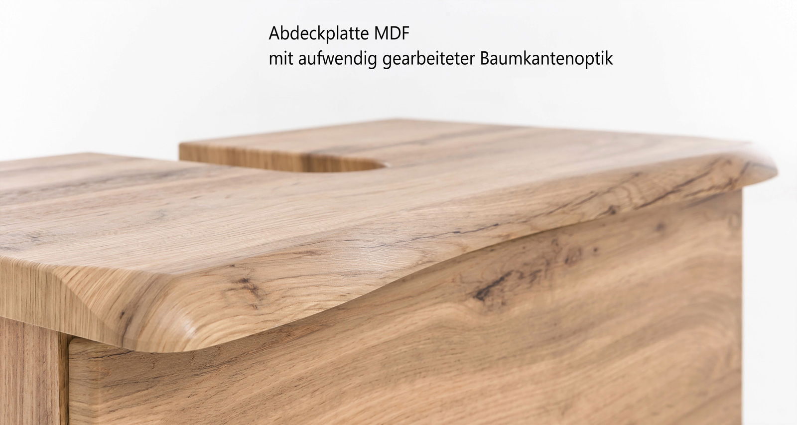 Nahaufnahme eines Waschbeckenunterschranks mit MDF-Abdeckplatte in Baumkantenoptik, seitliche Perspektive