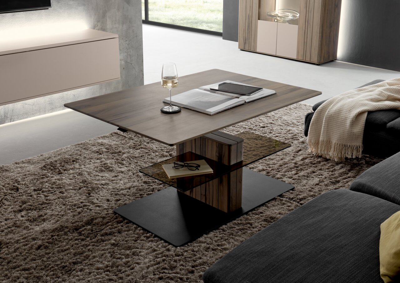 Johann Jakob Couchtisch LANDO Moderner Couchtisch mit Holz- und Glaselementen, seitliche Perspektive, auf einem Teppich in einem stilvollen Wohnzimmer platziert.