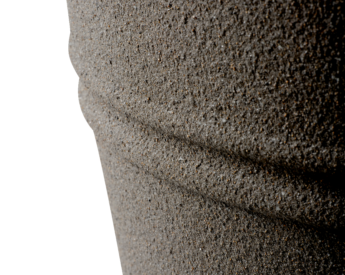 Nahaufnahme eines strukturierten, grauen Kunststoffmaterials mit horizontalen Rillen, seitliche Perspektive.