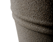 Nahaufnahme eines strukturierten, grauen Kunststoffmaterials mit horizontalen Rillen, seitliche Perspektive.