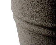 Nahaufnahme eines strukturierten, grauen Kunststoffmaterials mit horizontalen Rillen, seitliche Perspektive.