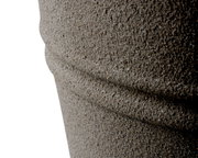 Nahaufnahme eines strukturierten, grauen Kunststoffmaterials mit horizontalen Rillen, seitliche Perspektive.