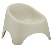 Moderner, beiger Stapelsessel aus Kunststoff, seitliche Perspektive