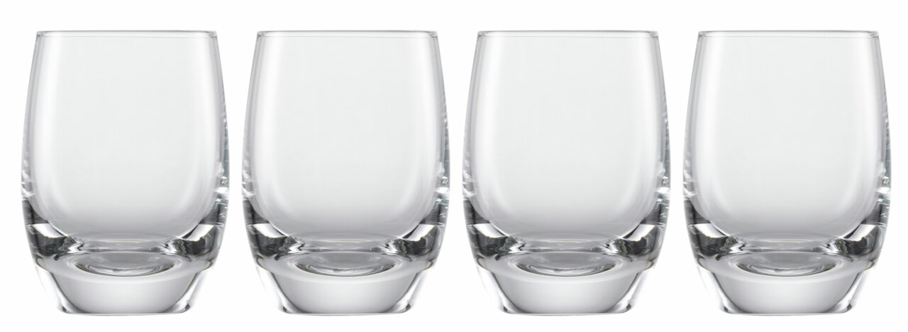 SCHOTT ZWIESEL Schnapsglas-Set 4-tlg. FOR YOU Vier klare Schnapsgläser in einer Reihe, frontal fotografiert.
