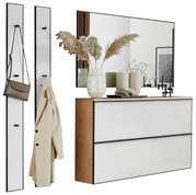 Modernes Garderoben-Set mit zwei schmalen Wandpaneelen in Weiß mit schwarzen Haken, dazu Schuhschrank/Kommode mit weißer Front und Holzseiten sowie großem Wandspiegel; Ansicht schräg von vorn (3/4-Perspektive).