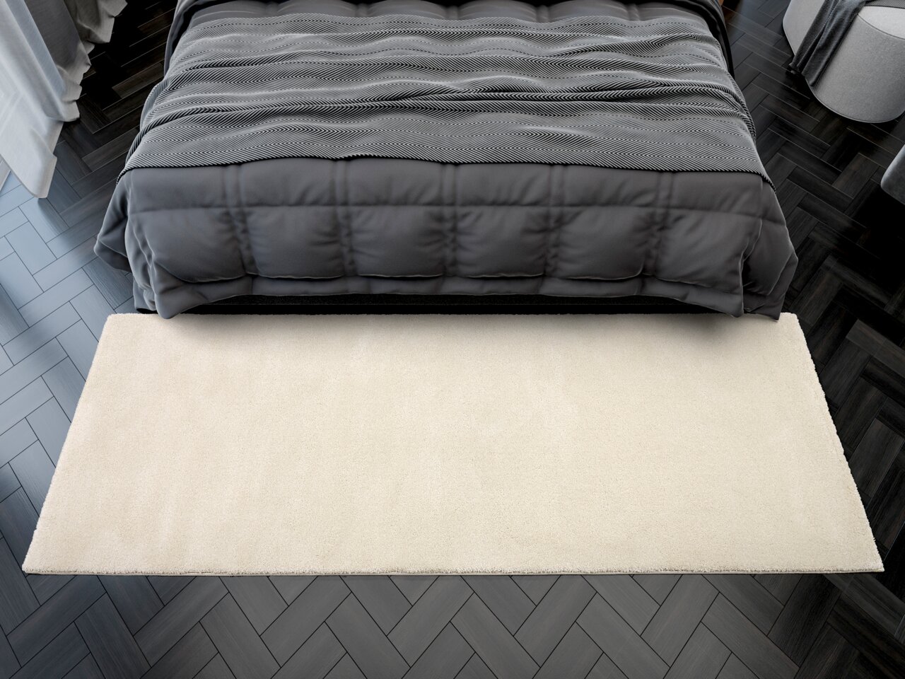 Beige Uni-Teppich in rechteckiger Form, platziert vor einem Bett, aus der Vogelperspektive fotografiert.