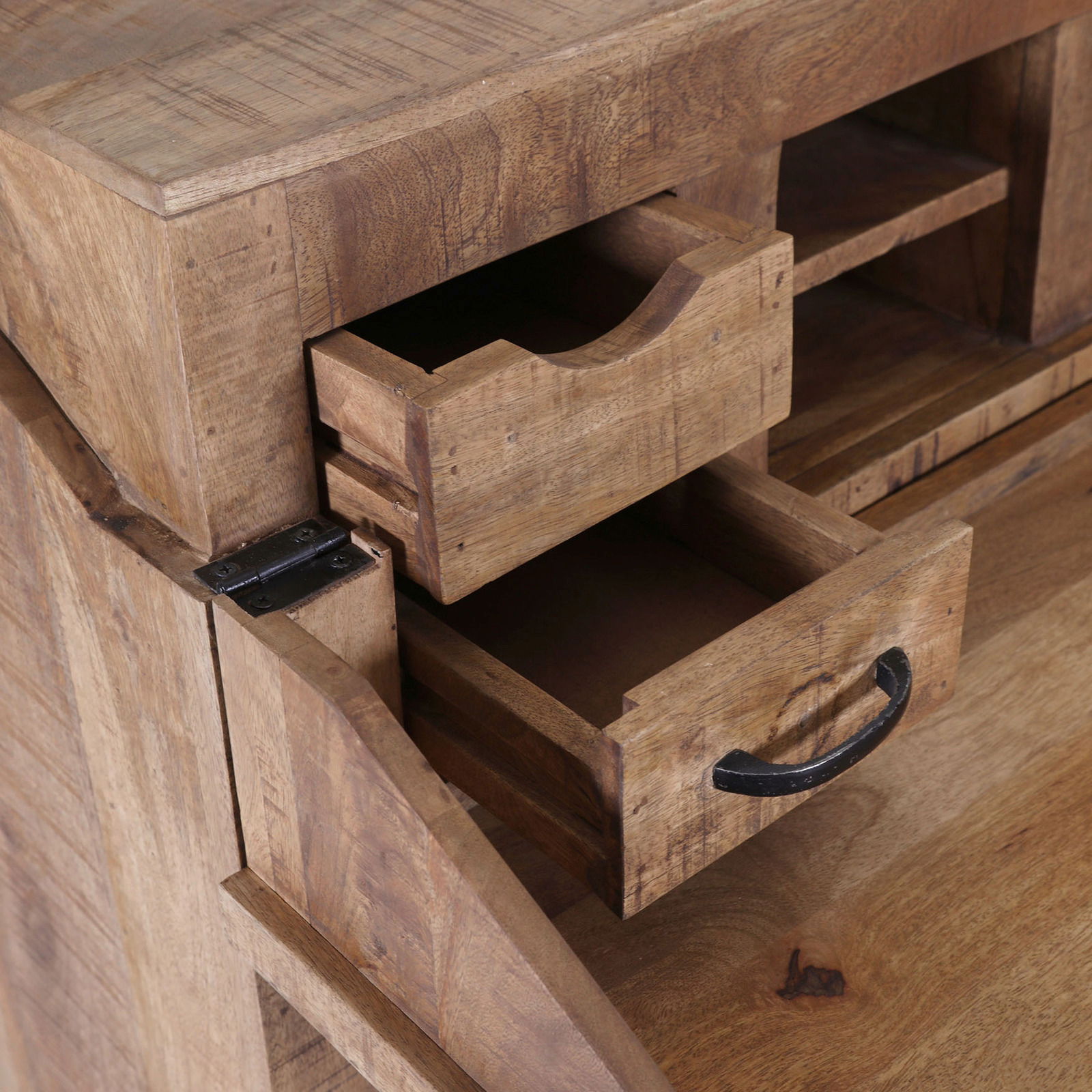 Nahaufnahme eines hölzernen Sekretärs mit geöffneten Schubladen, aus der Perspektive von oben links.