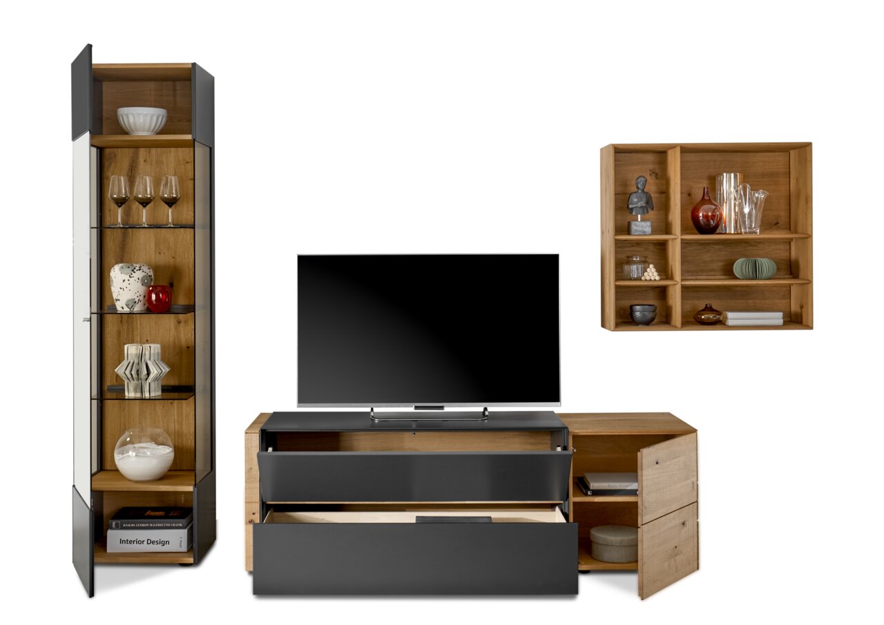 Wandcombinatie met tv-kast, vitrinekast en wandplank in houtlook, gezien vanaf de voorkant