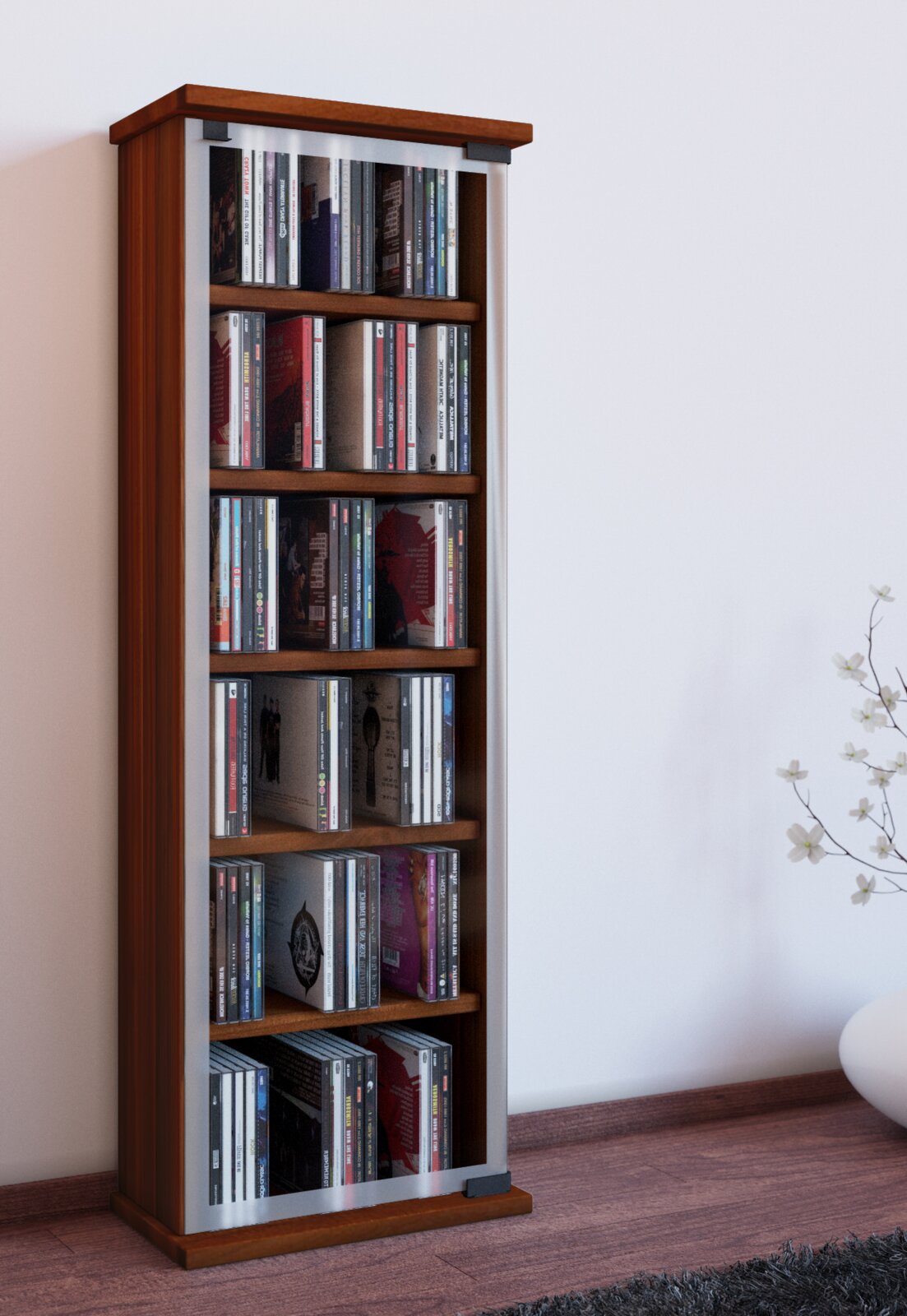 Schmales CD-/DVD-Regal aus Holz mit silberfarbenen Seitenleisten, gefüllt mit CDs, in Innenraum vor weißer Wand und Holzboden, frontal leicht schräg von vorne aufgenommen.