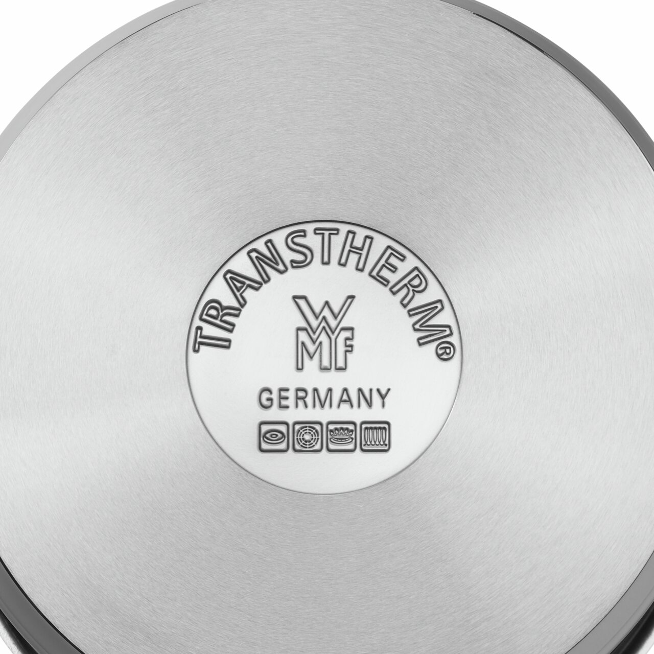 Blick von oben auf den Boden eines WMF Topfes mit TransTherm Logo und Symbolen für verschiedene Herdarten.