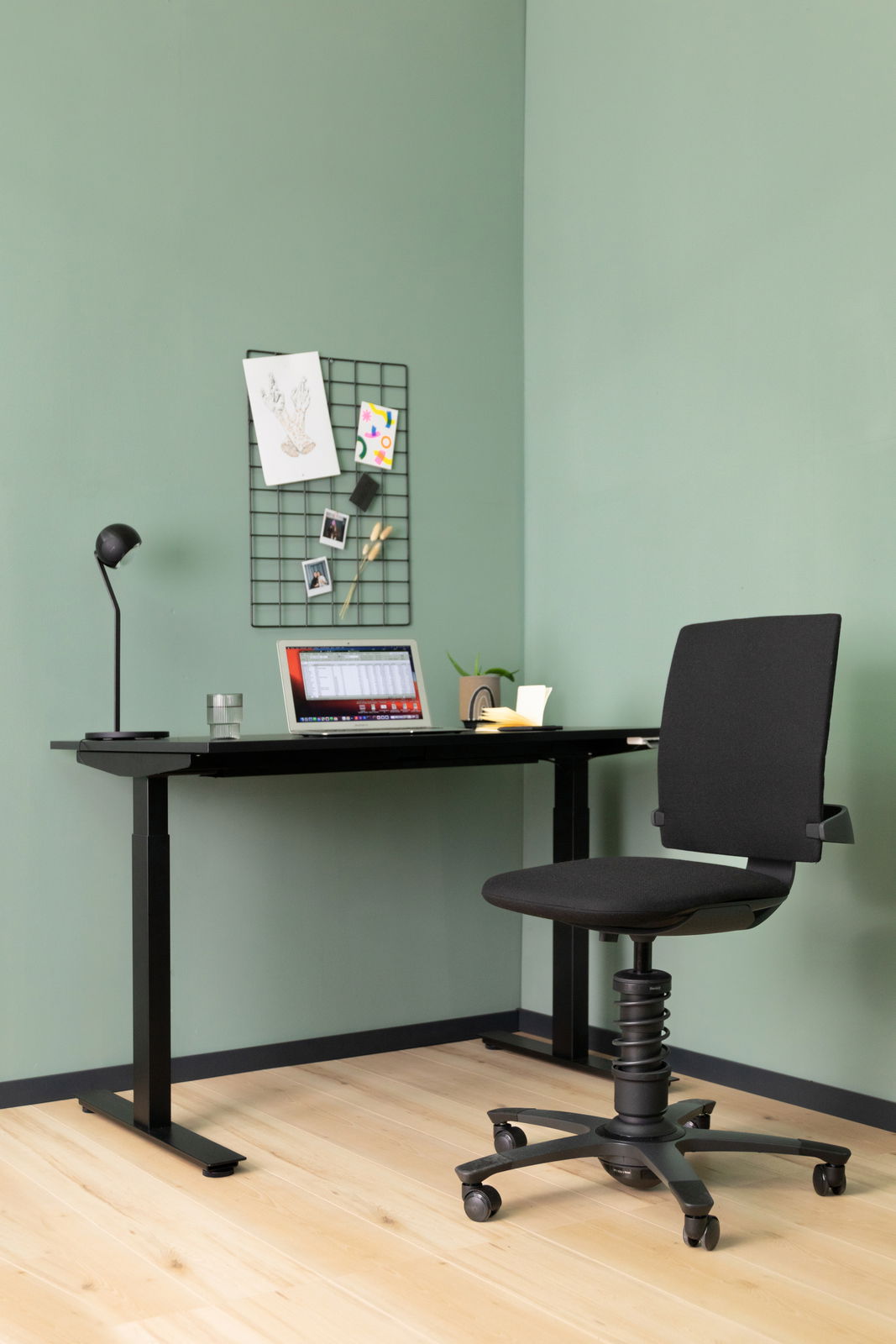 Schwarzer Drehstuhl in einem modernen Büro, seitliche Perspektive