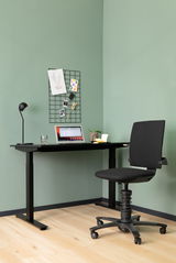 Schwarzer Drehstuhl in einem modernen Büro, seitliche Perspektive