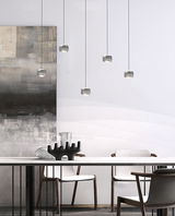 Moderne LED-Pendelleuchte in einem eleganten Esszimmer, aus der Seitenperspektive fotografiert.